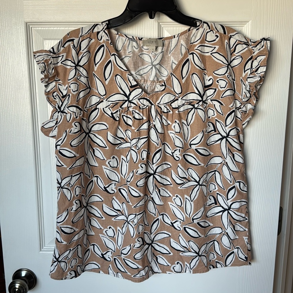 LOFT outlet beige/white/black botanical print top -L